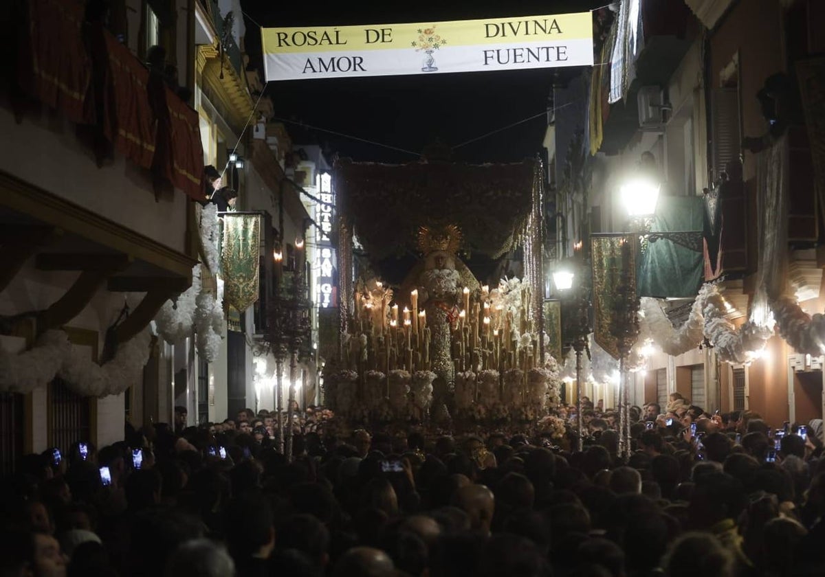 Discurrir de la Macarena por una abarrotada calle Parras ya de madrugada