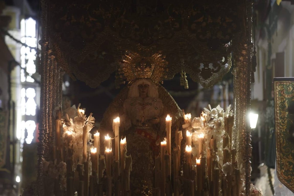 Discurrir de la Macarena por una abarrotada calle Parras ya de madrugada