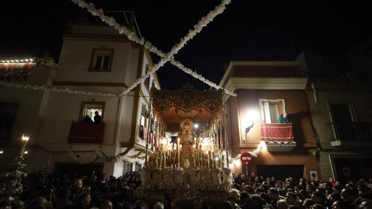 La Macarena se pasea triunfalmente por la calle Parras en su vuelta a la basílica