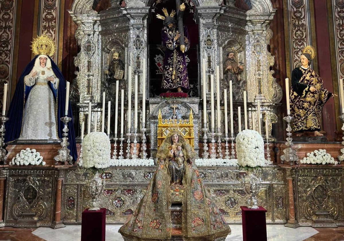 La Virgen de Valme a los pies del Señor de Pasión en la parroquia del Salvador