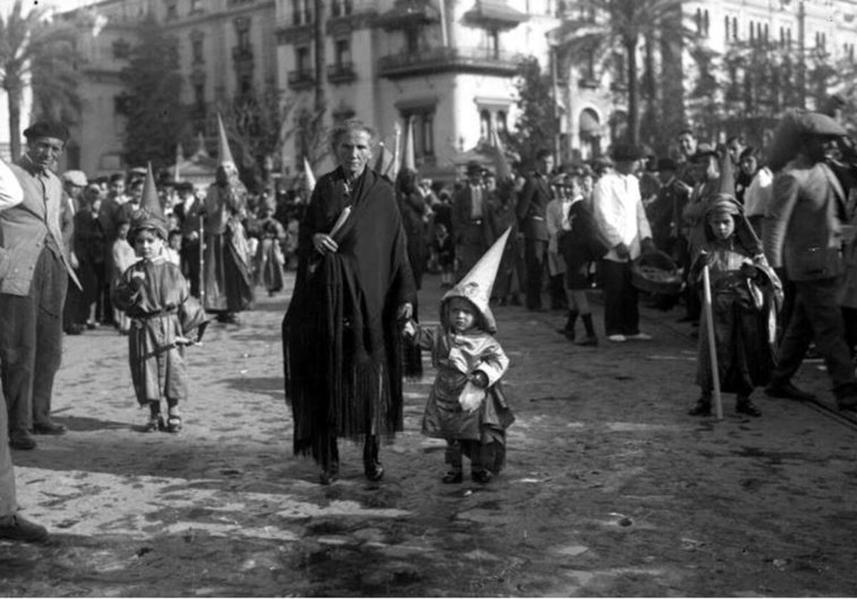 Miguel Esteban, junto a su abuela cigarrera el Jueves Santo de 1931 en la Puerta de Jerez