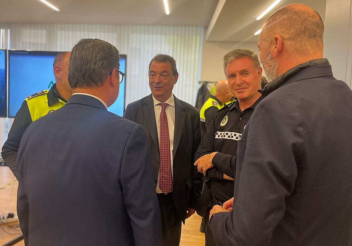 El delegado Ignacio Flores, junto al jefe de la Policía Local, el gerente de Urbanismo y el delegado de Movilidad, en una reunión del Cecop