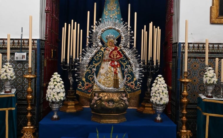 Imagen principal - En imágenes, los besamanos de la Virgen de la Cabeza y de Montemayor. También, la veneración de la Virgen de la Amargura