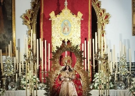 Imagen secundaria 1 - En imágenes, los besamanos de la Virgen de la Cabeza y de Montemayor. También, la veneración de la Virgen de la Amargura