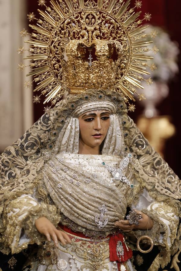 Besamanos de la Esperanza de Triana en la capilla de los Marineros