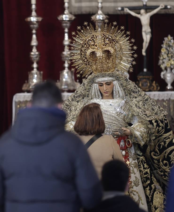 Besamanos de la Esperanza de Triana en la capilla de los Marineros