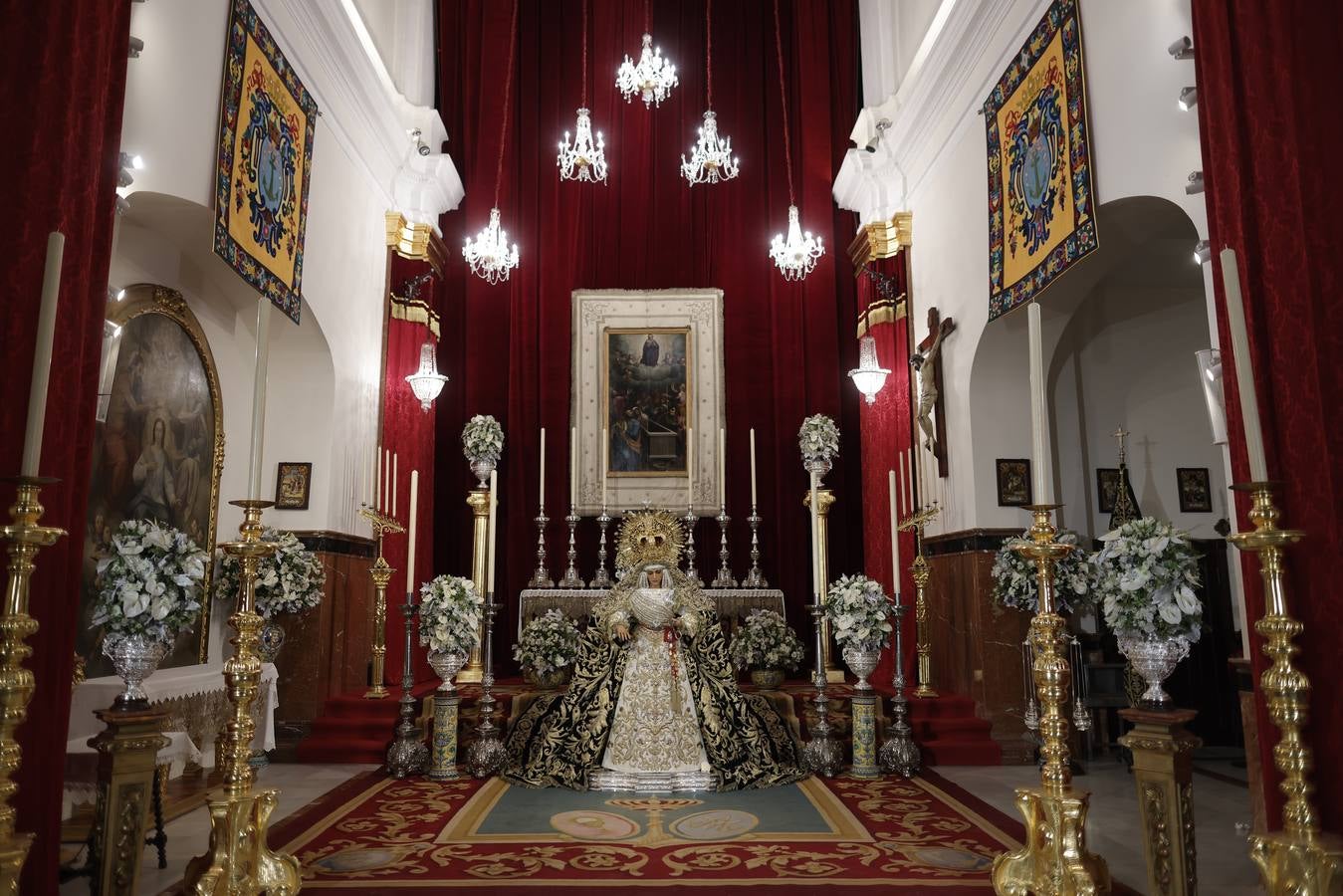 Besamanos de la Esperanza de Triana en la capilla de los Marineros