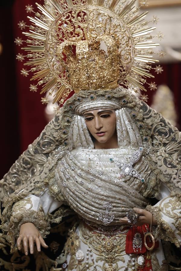 Besamanos de la Esperanza de Triana en la capilla de los Marineros