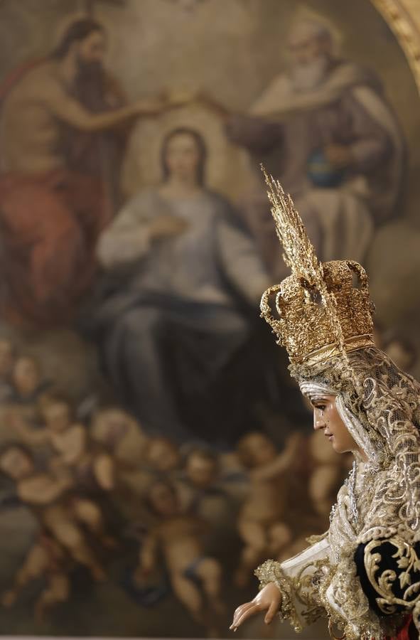 Besamanos de la Esperanza de Triana en la capilla de los Marineros