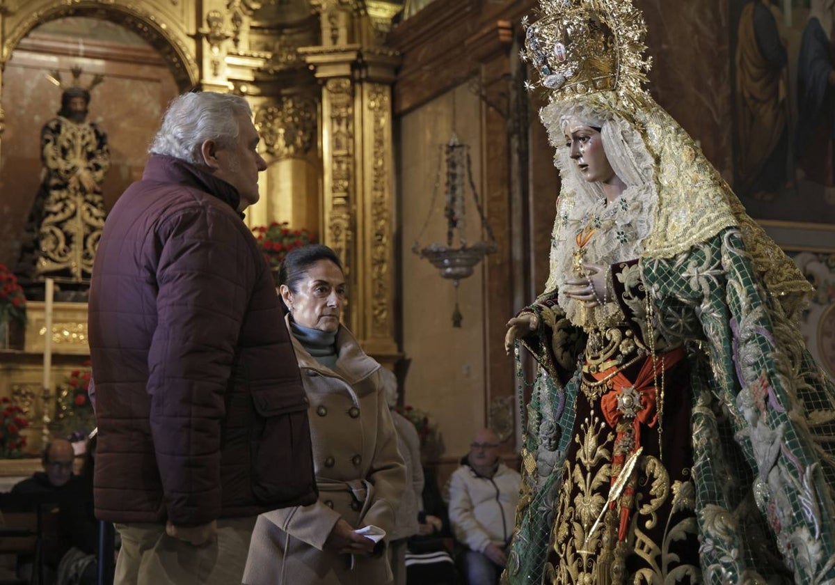 Algunos de los fieles que ha acudido al besamanos de la Macarena en su basílica