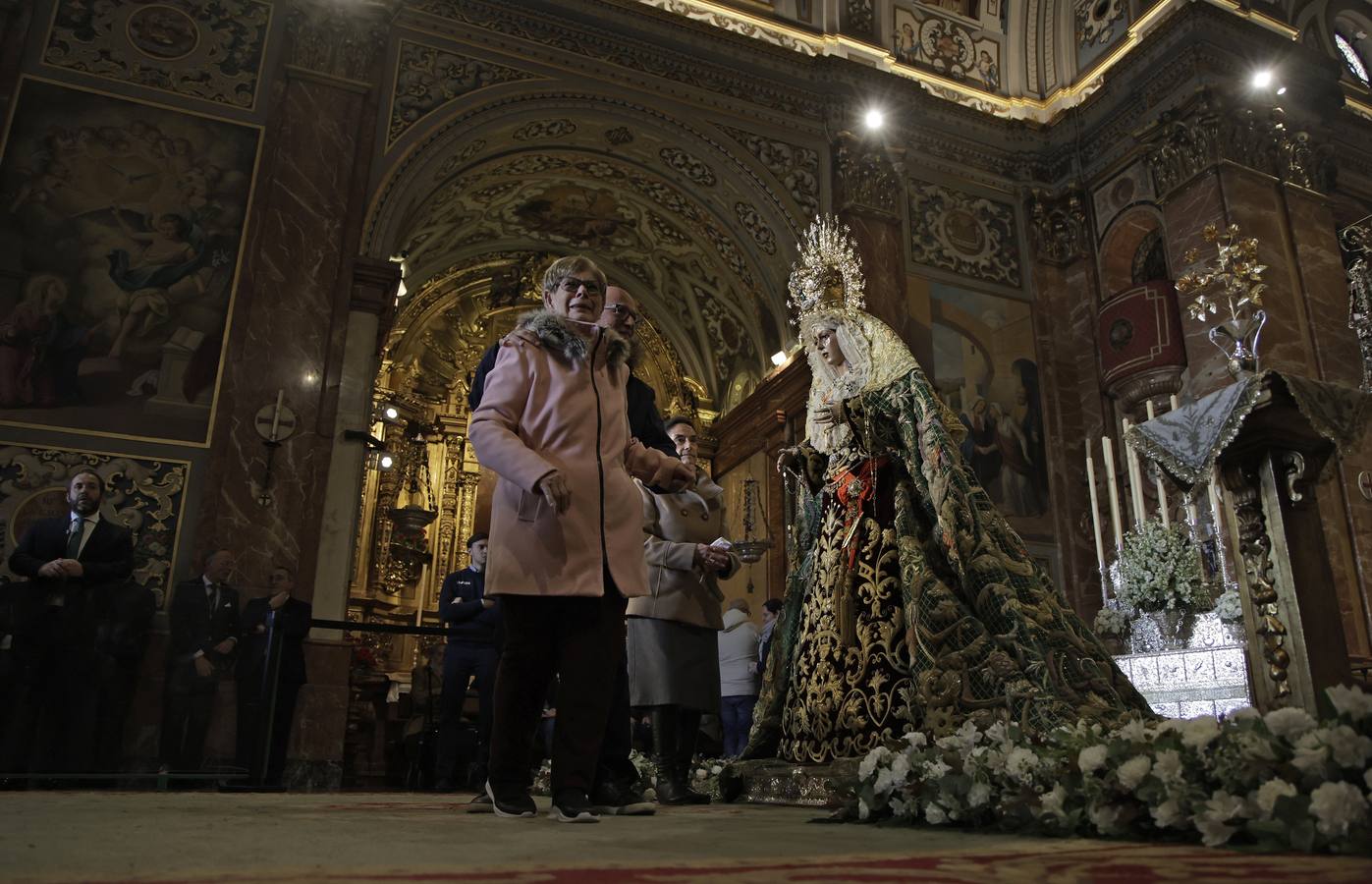 Devoción y colas en el besamanos de la Macarena