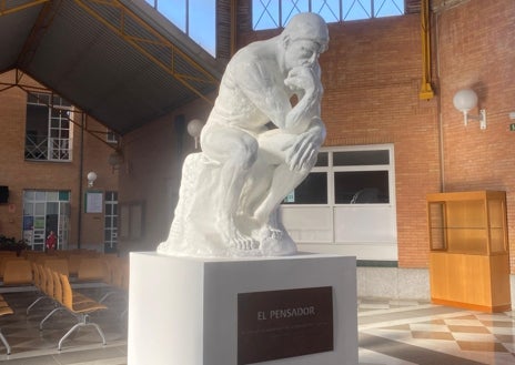 Imagen secundaria 1 - Los alumnos han llevado a cabo una reproducción de la obra de Rodin que trata de estar lo más cercana posible a la obra original