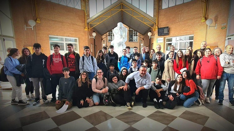 La Escuela Museo de Utrera regala a la Junta una réplica exacta de El Pensador de Rodin