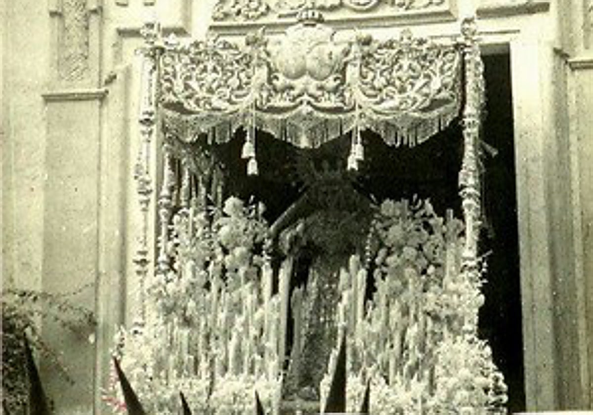 La Esperanza de Triana saliendo de San Jacinto