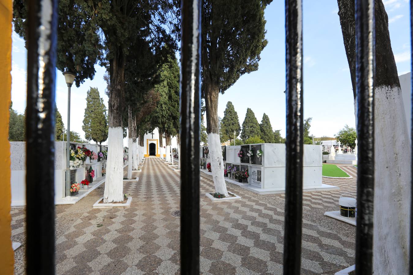 El cementerio de San Francisco, en El Viso del Alcor, está custodiado por la Policía Local tras la profanación de varias tumbas