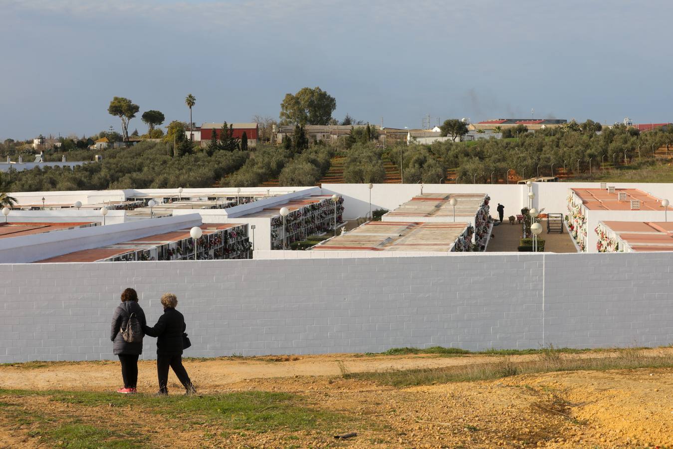 El cementerio de San Francisco, en El Viso del Alcor, está custodiado por la Policía Local tras la profanación de varias tumbas