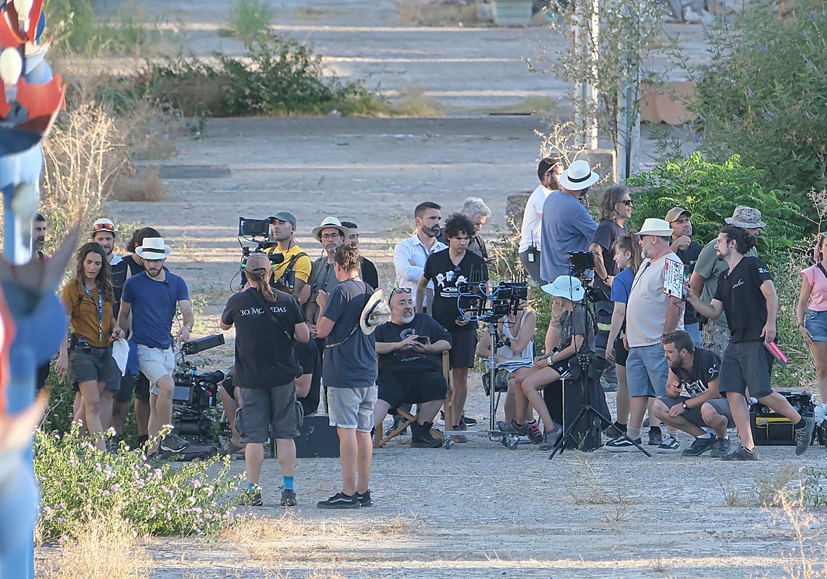 Álex de la Iglesia y su equipo durante el rodaje de '1992' en el Canal de la Expo