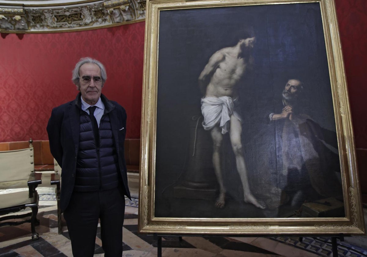 Pablo Hereza posa junto al lienzo 'Cristo atado a la columna con San Pedro', de Sebastián Gómez 'el Mulato