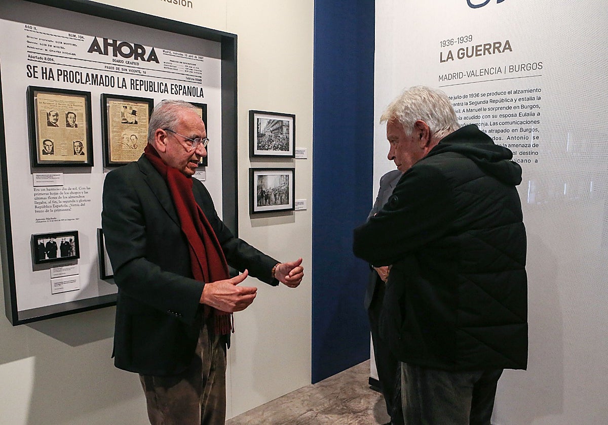 Alfonso Guerra le explica a Felipe González detalles de la exposición dedicada a los Machado