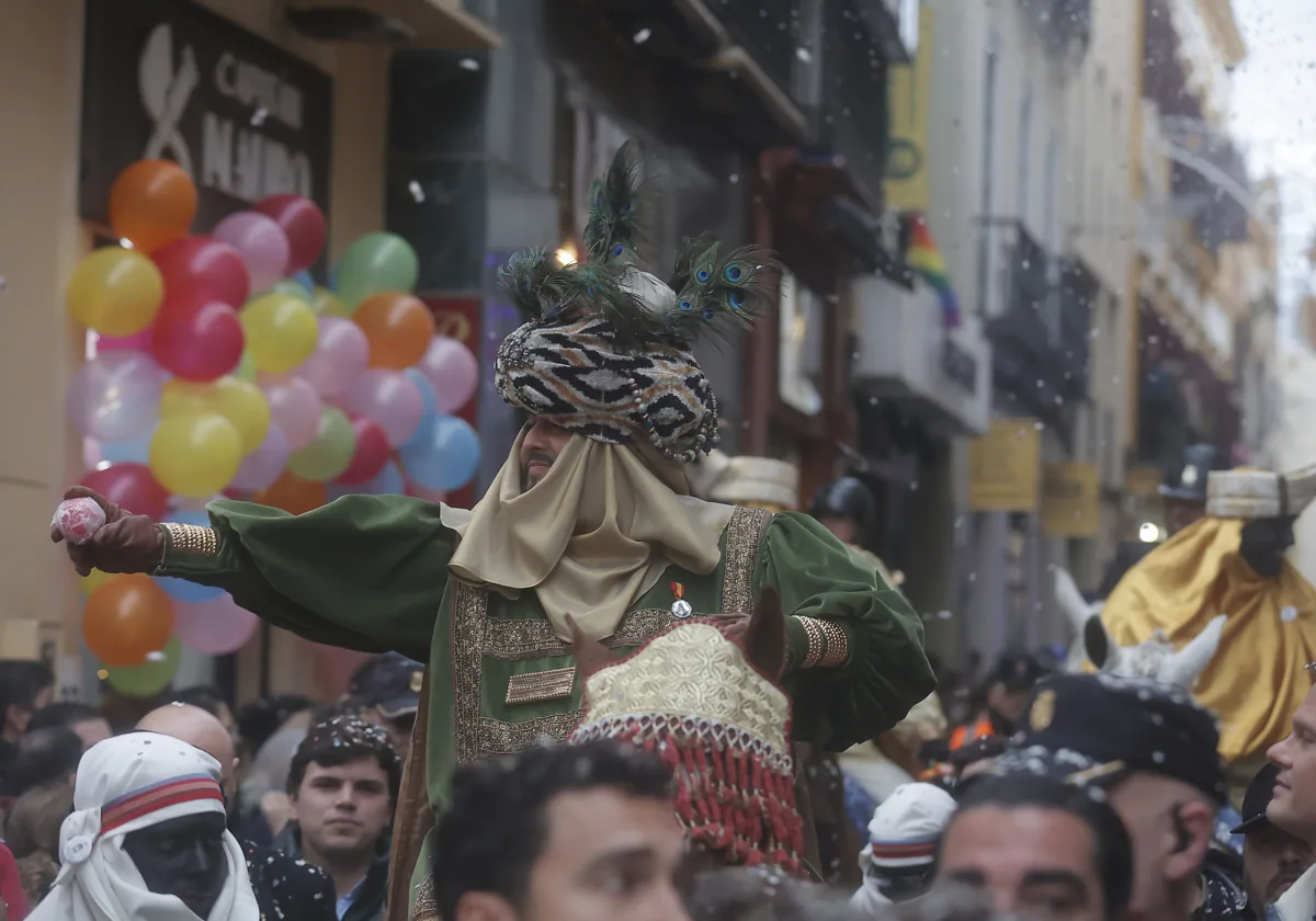 Imagen del Heraldo Real de Sevilla 2024 por una de las calles del centro