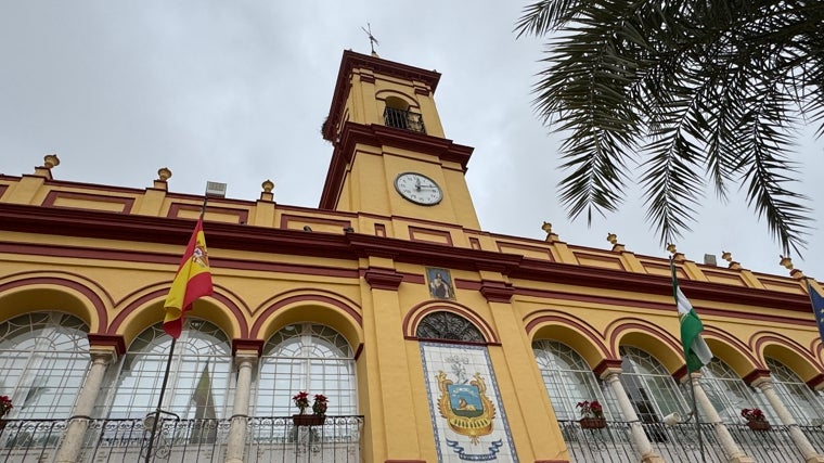 Este jueves el reloj ha quedado de nuevo instalado y preparado para que los arahalenses se tomen las uvas en la plaza el 31 de diciembre