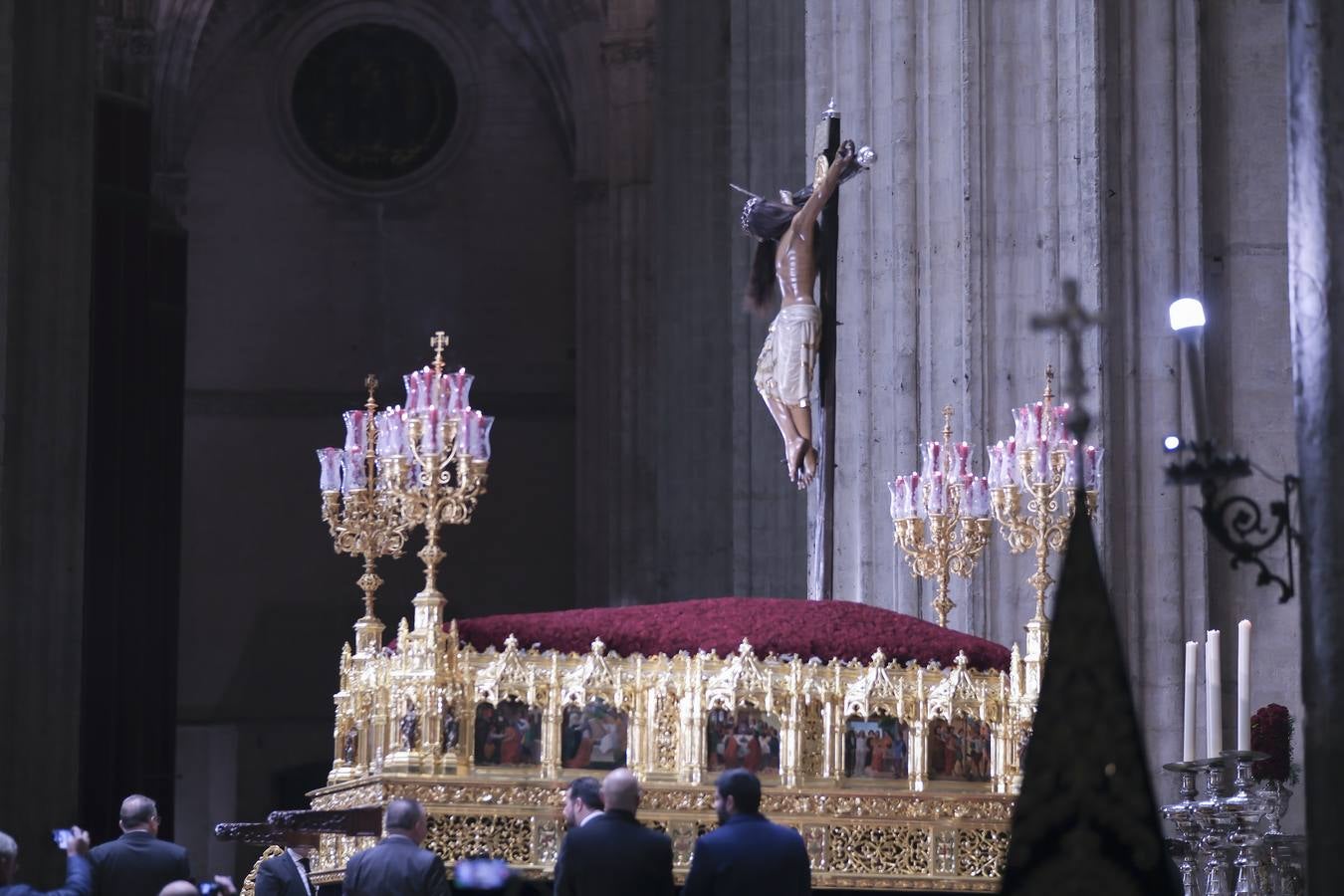 El crucificado llama la atención por la gran melena de pelo natural 