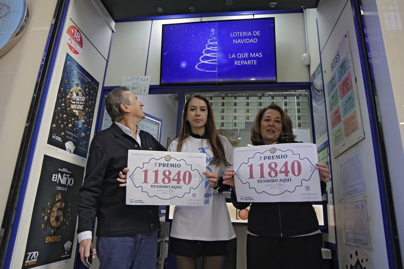 Imagen de los loteros de la calle Sagasta, en el centro de Sevilla, tras conocer que habían vendido una serie del 11.840