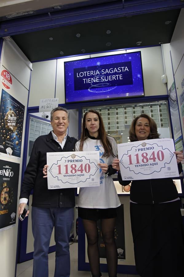 Imagen de los loteros de la calle Sagasta, en el centro de Sevilla, tras conocer que habían vendido una serie del 11.840