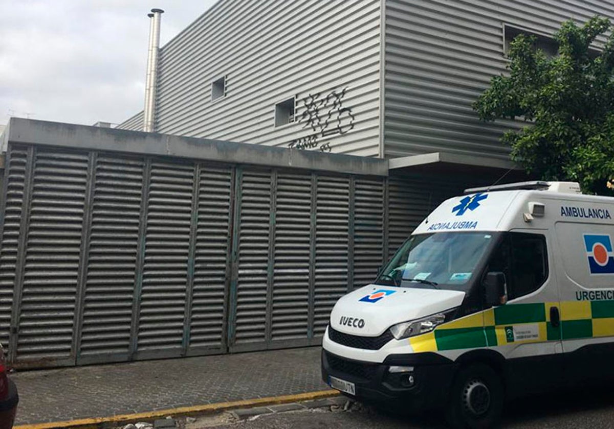 Imagen de archivo de una ambulancia del Servicio Andaluz de Salud