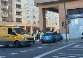 Pierde el control de su coche, atraviesa el paso de peatones y se estrella contra el edificio Cónsul de Manuel del Valle en Sevilla