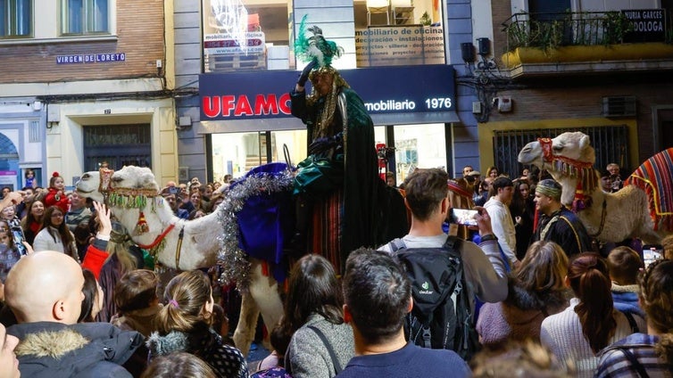 Multitudinario arranque en Los Remedios del ciclo de heraldos por los barrios de Sevilla