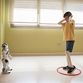 Leo realiza una terapia física en el Centro de Atención Temprana del Hospital de San Juan de Dios de Sevilla, junto al robot de IA bautizado como Juande