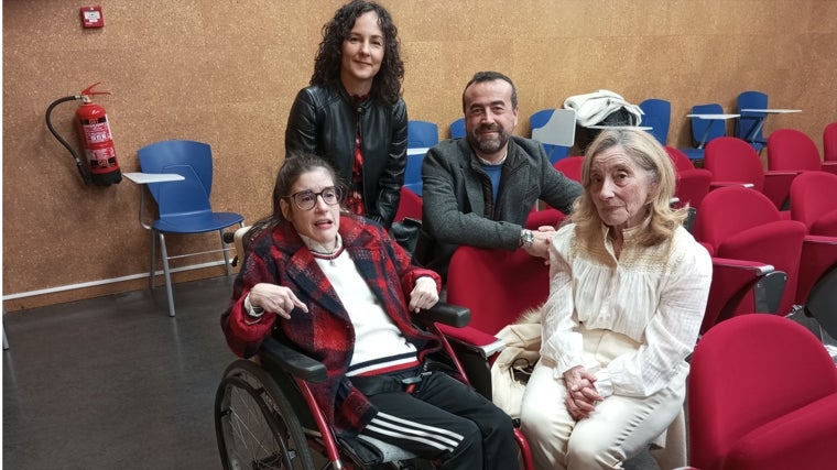 Silvia y su madre en la Facultad de Comunicación de Sevilla con María Ángeles Martínez y Antonio Gómez, dos de los profesores que la ayudaron