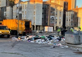 Batida de Lipasam tras fiestas ilegales en la calle en las Tres Mil Viviendas de Sevilla