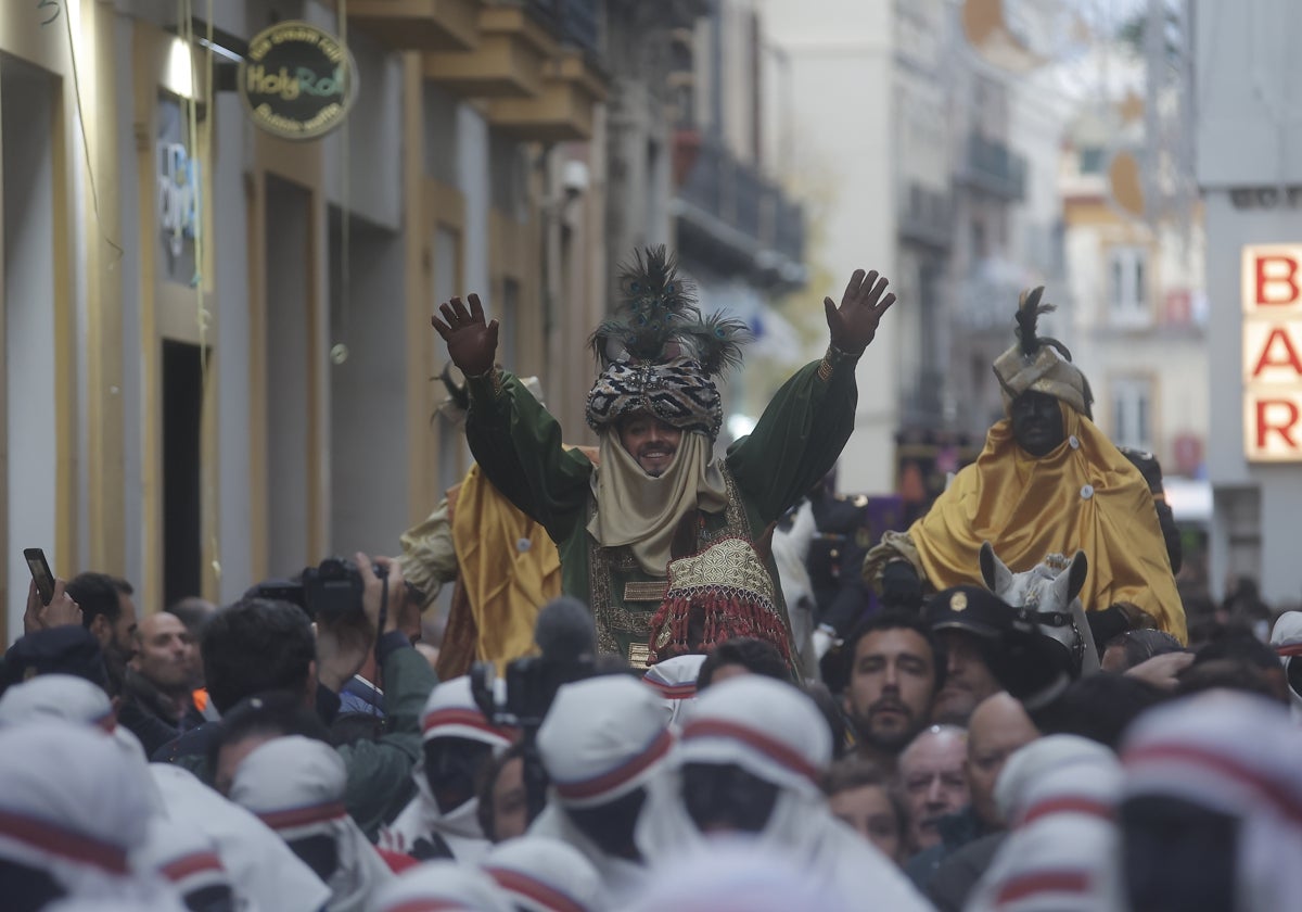 El Heraldo Real de Sevilla durante su recorrido por el centro de las Navidades pasadas