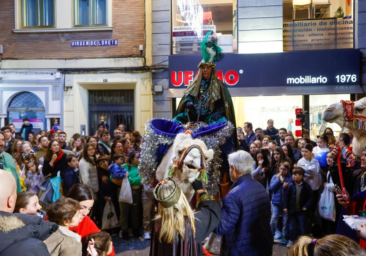 El heraldo del barrio de Los Remedios ha sido de los primeros en recorrer las calles de Sevilla