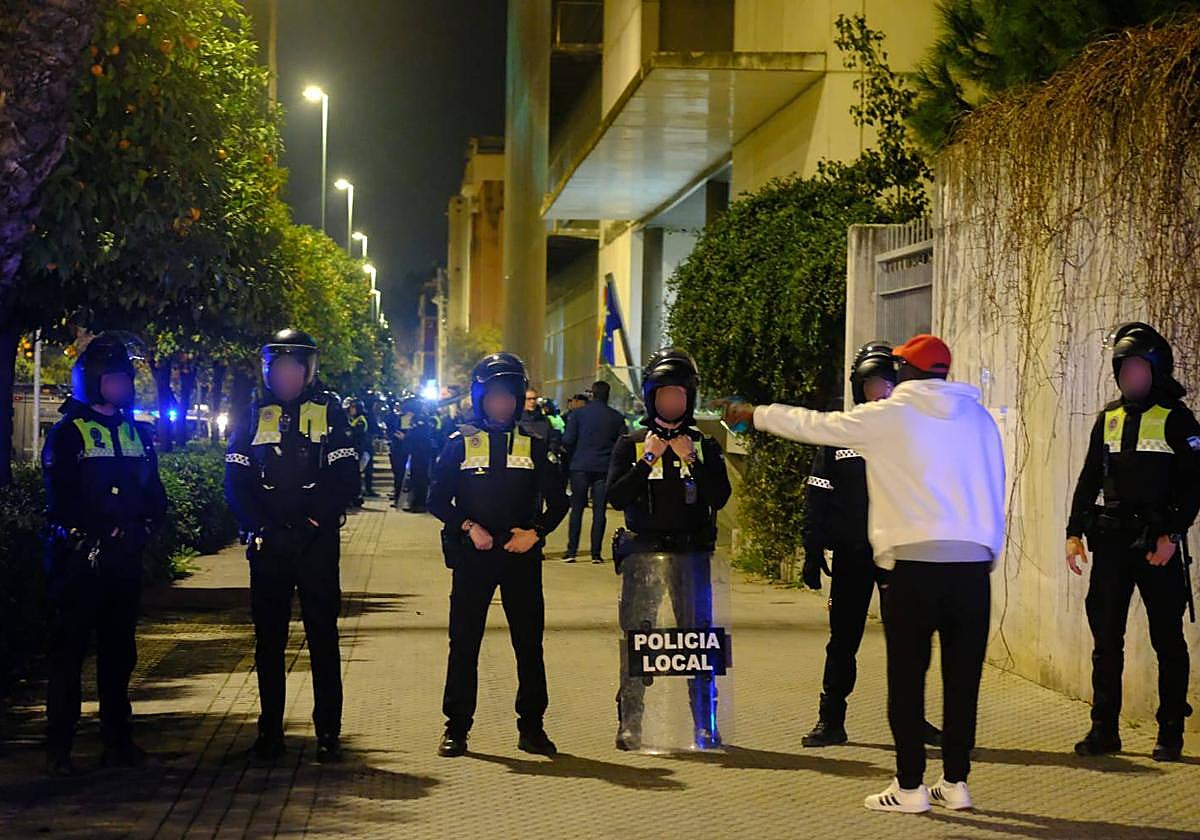 Agentes vigilando la zona de la comisaría de La Ranilla