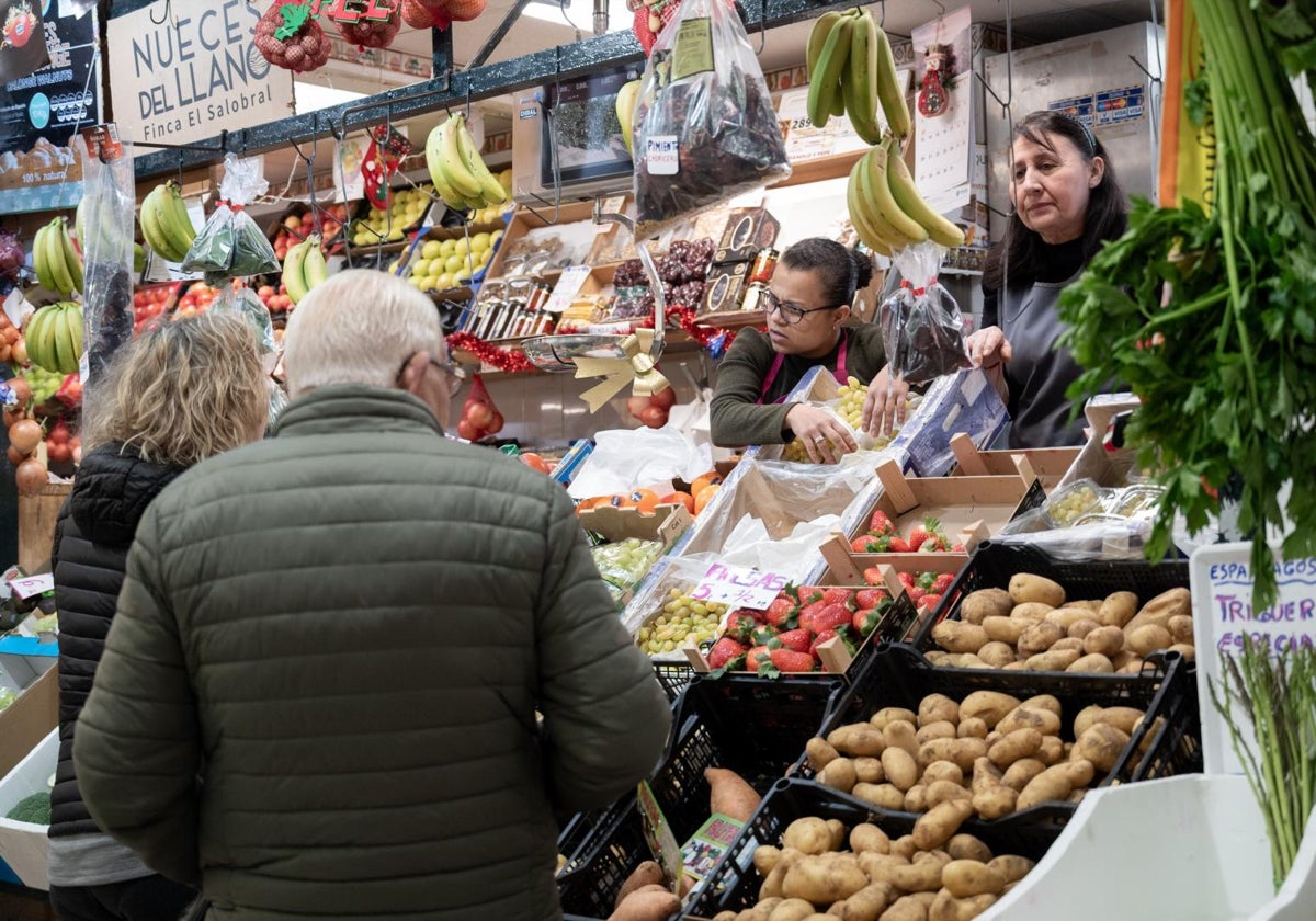 Clientes comprando uvas en una de las fruterías del mercado del Tiro de Línea