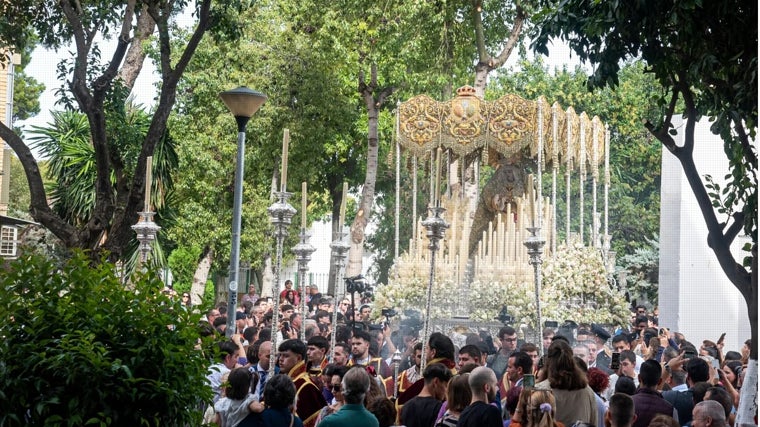 La Virgen del Amor de Pino Montano en la procesión extraordinaria