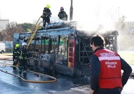 Arde un autobús de Tussam en el polígono industrial La Negrilla de Sevilla