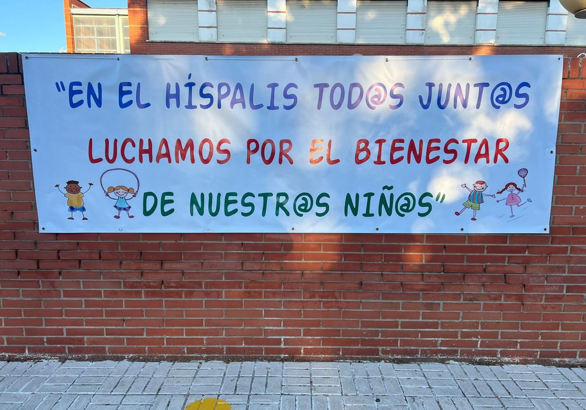 La fachada del colegio donde se anuncia la concentración