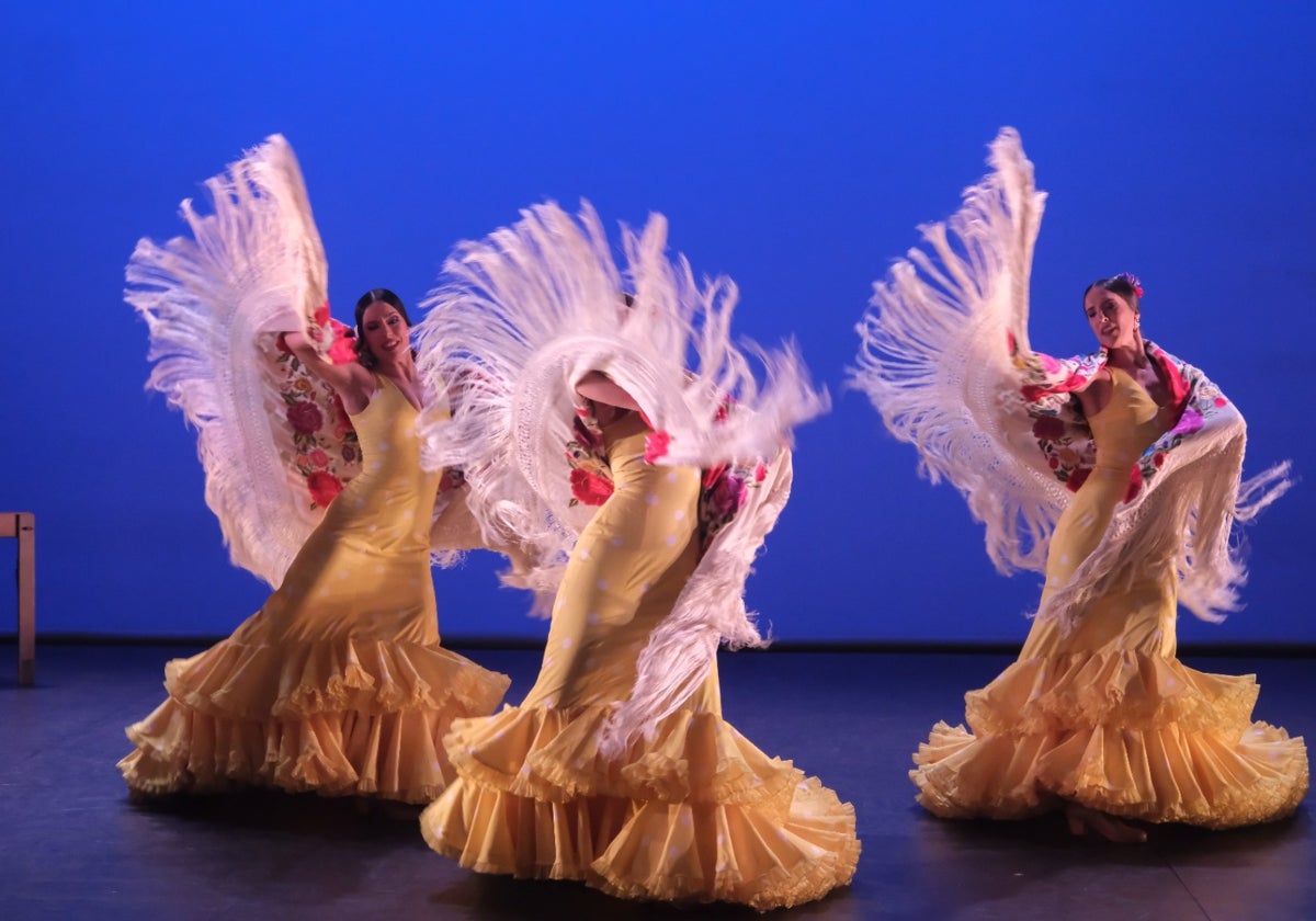 Estampa por cantiñas con bata de cola y mantón de la obra 'Tierra bendita' del Ballet Flamenco de Andalucía