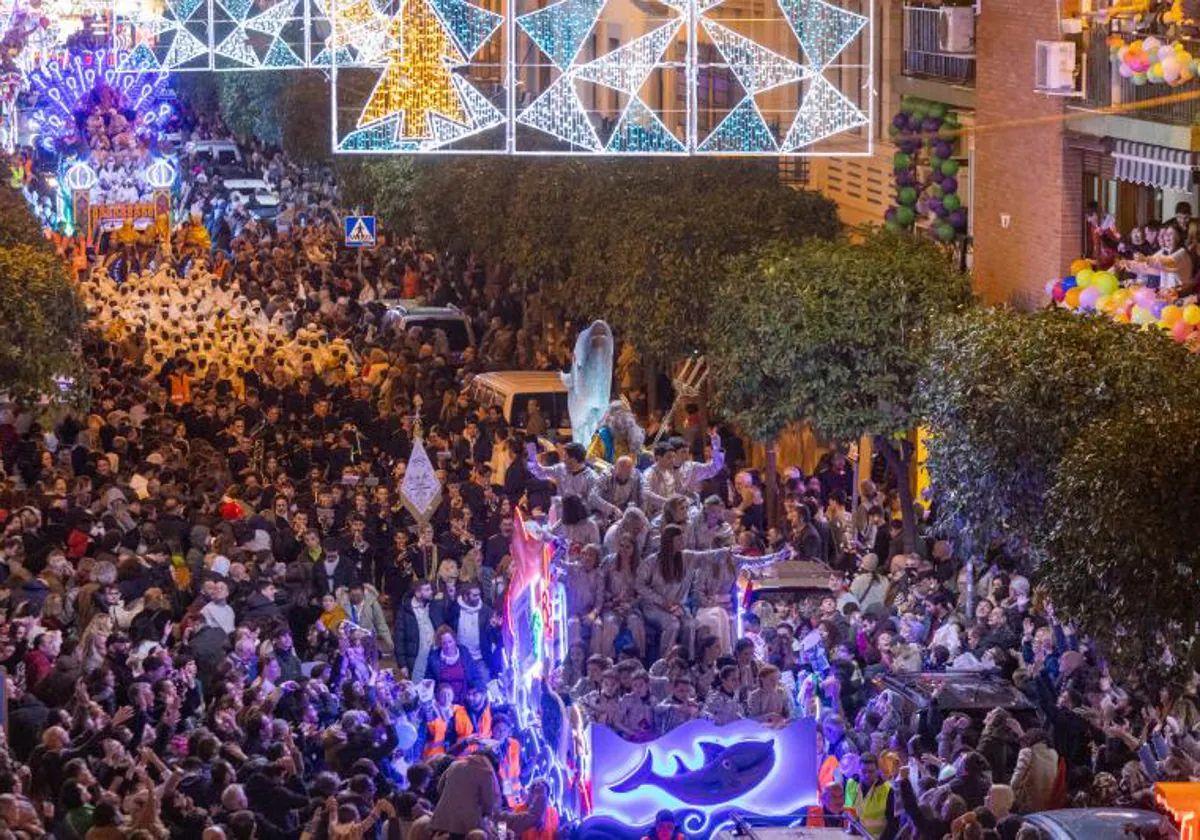 La Cabalgata de los Reyes Magos de Sevilla, a su paso por una de las calles del recorrido