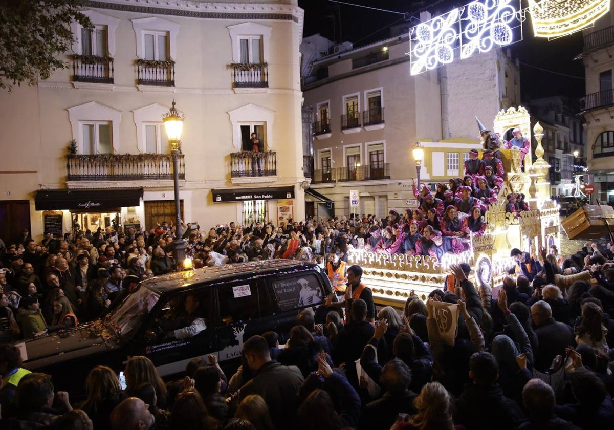 La Cabalgata de los Reyes Magos, ya de noche por las calles del Centro