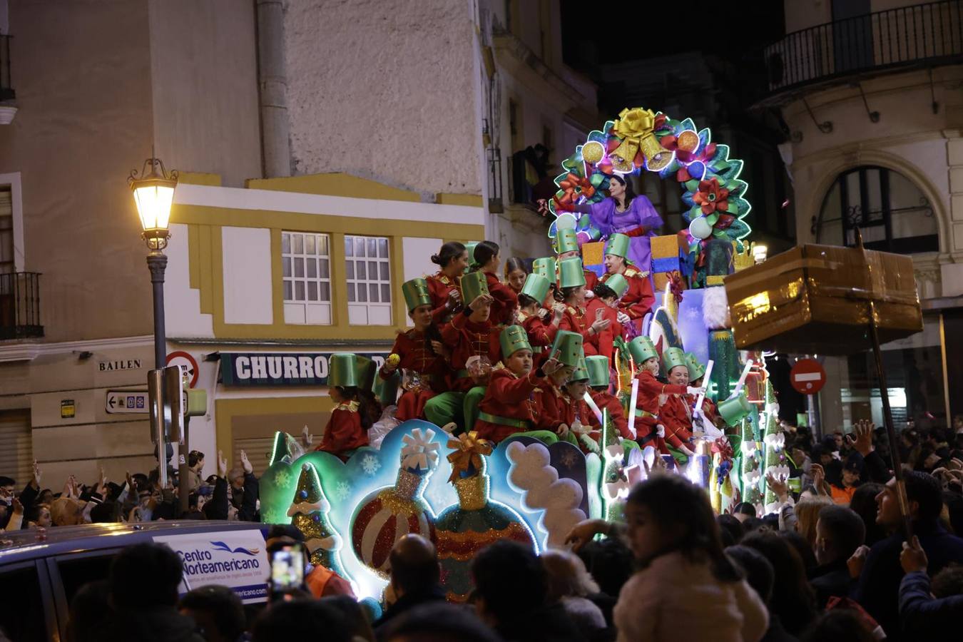 Cabalgata de los Reyes Magos de Sevilla, ya de noche por las calles del Centro