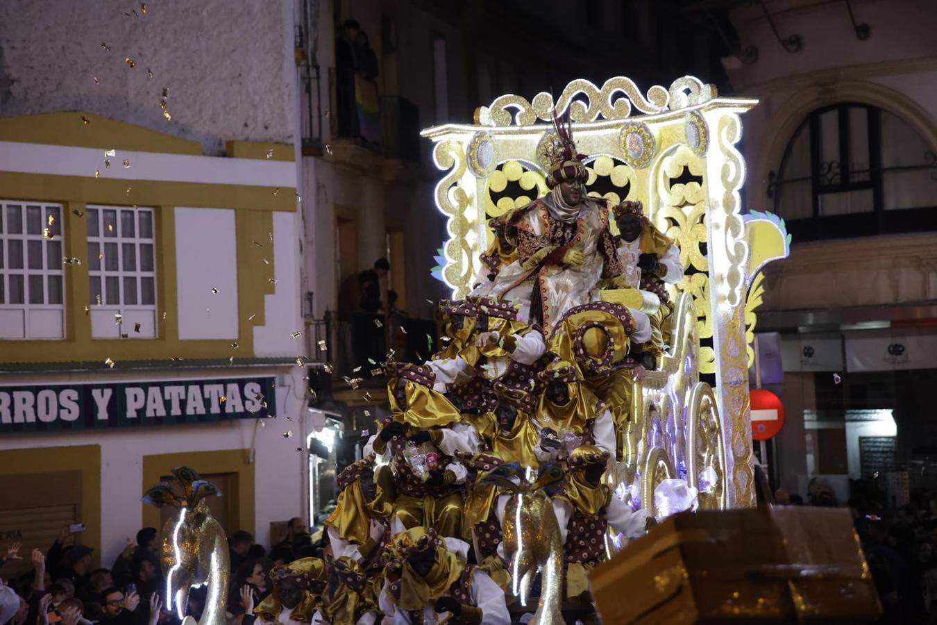 Cabalgata de los Reyes Magos de Sevilla, ya de noche por las calles del Centro