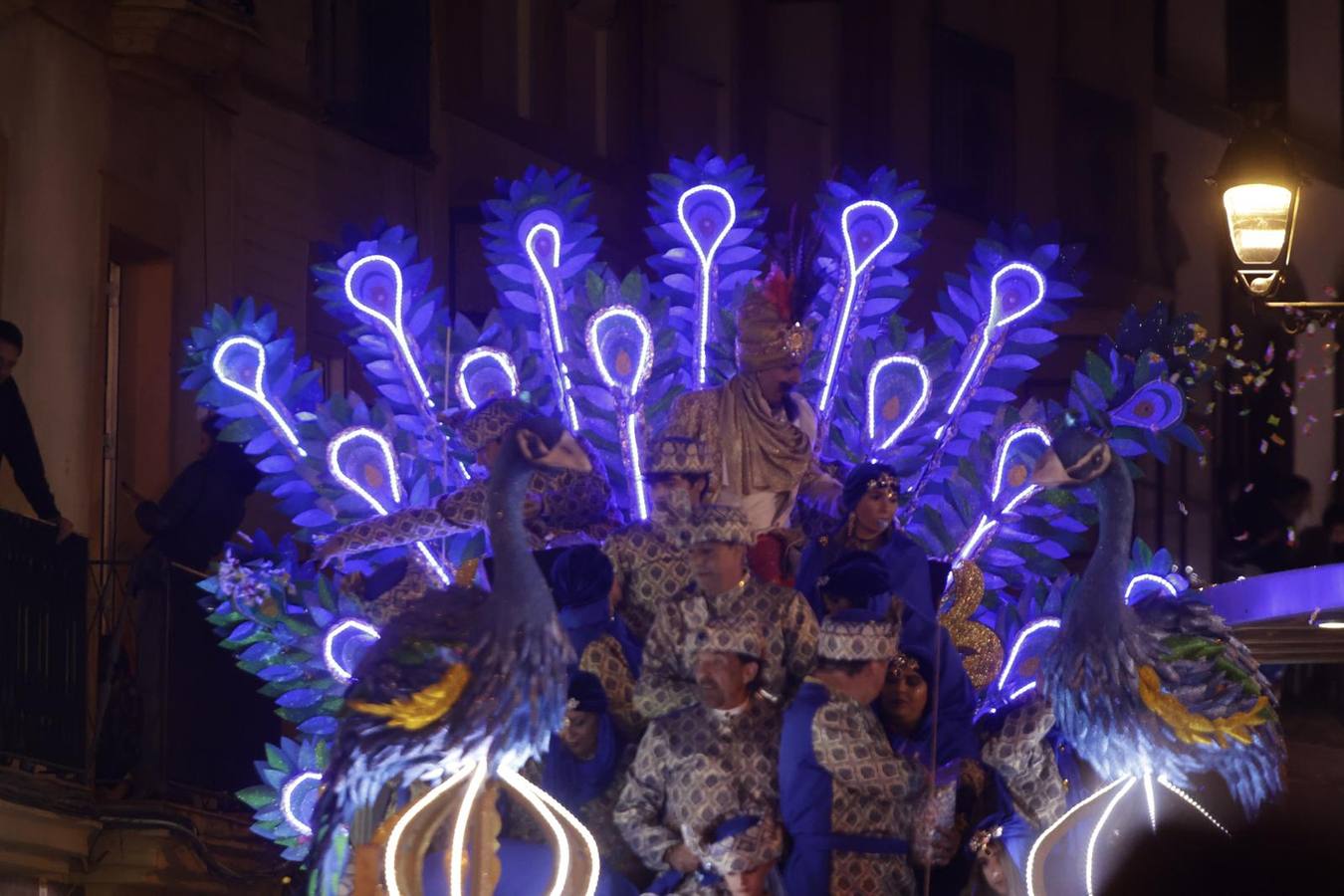 Cabalgata de los Reyes Magos de Sevilla, ya de noche por las calles del Centro