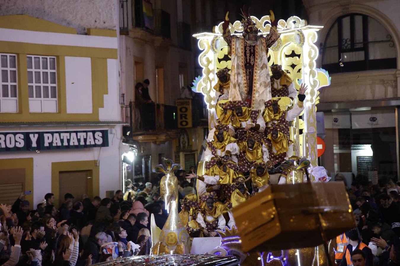 Cabalgata de los Reyes Magos de Sevilla, ya de noche por las calles del Centro