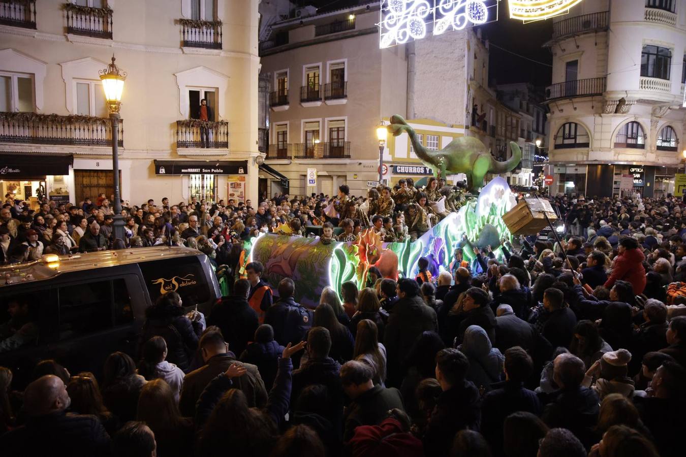 Cabalgata de los Reyes Magos de Sevilla, ya de noche por las calles del Centro