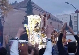 Fuegos artificiales para Baltasar al paso de la Cabalgata de los Reyes Magos de Sevilla por su barrio